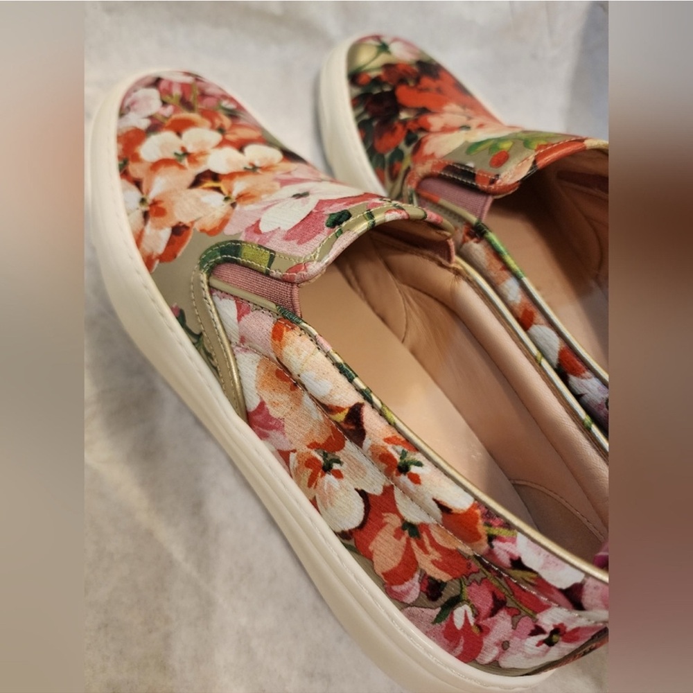 Authentic Gucci Board Floral Print
Skate Sneaker Dry Rose European Size 35.5